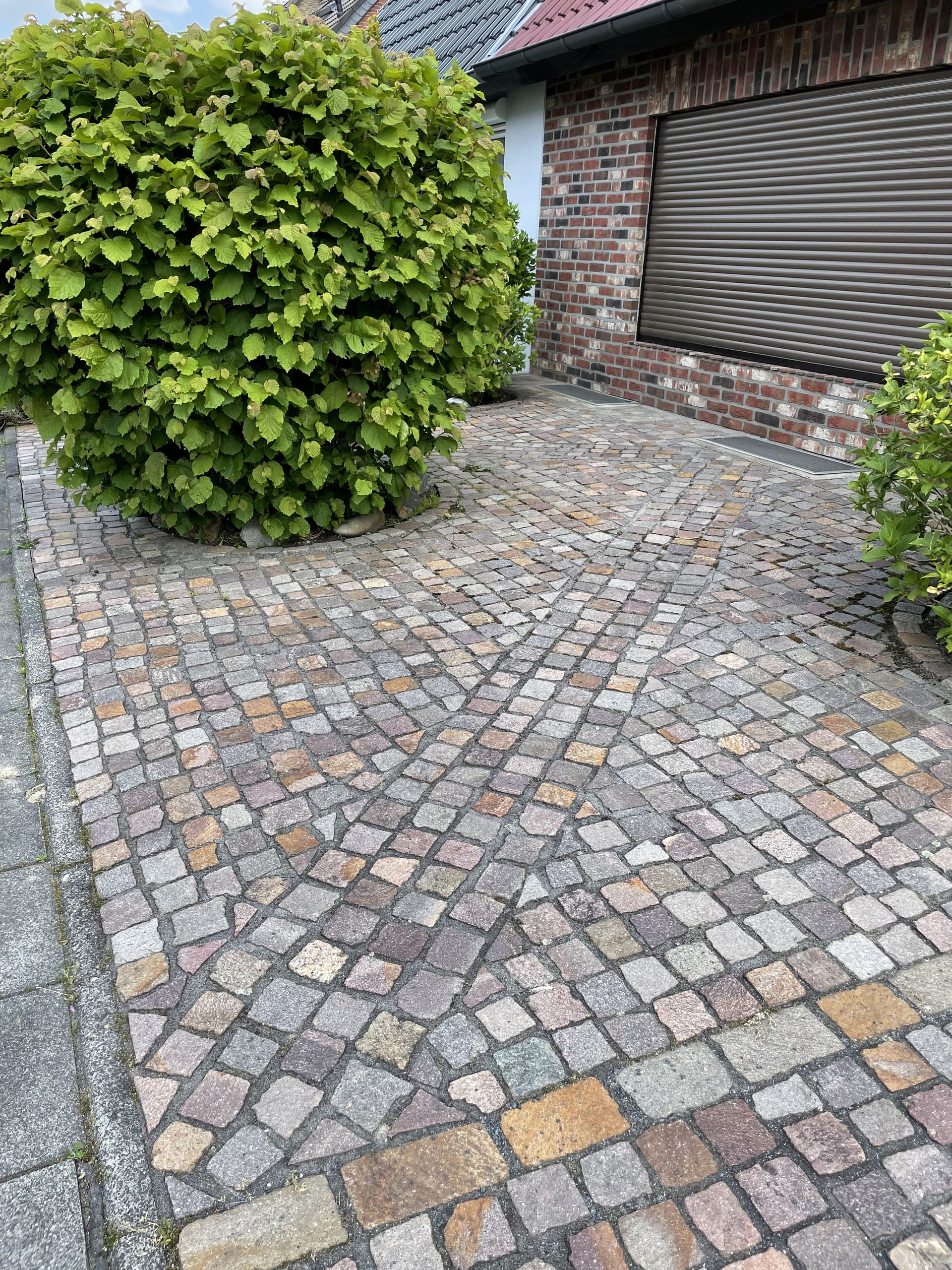 Neu gepflasterte Einfahrt mit Natursteinpflaster